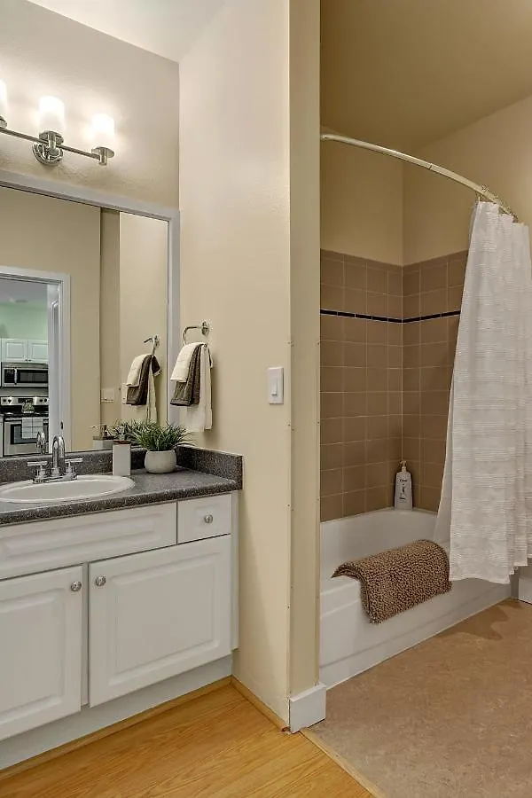 Apartment City Water View Oasis With Pool & Gym Near Cruise In Heart Of Seattle