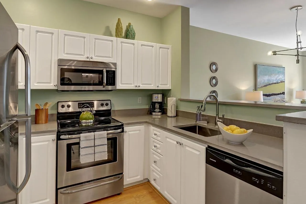 Apartment City Water View Oasis With Pool & Gym Near Cruise In Heart Of Seattle